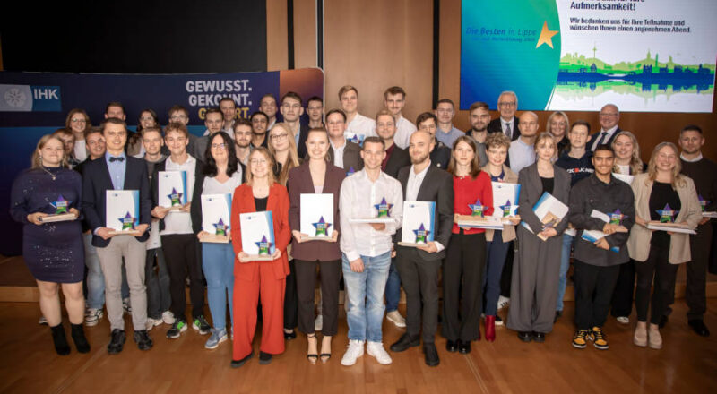 Die Ausgezeichneten bei der feierlichen Bestenehrung in der lippischen Kammer . Foto: IHK LIppe