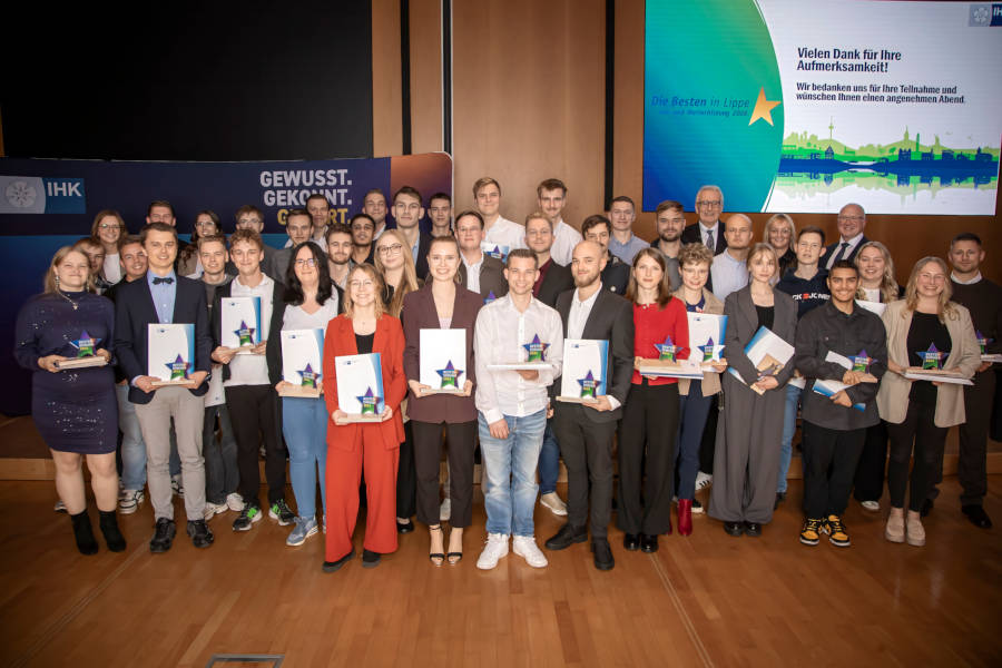 Die Ausgezeichneten bei der feierlichen Bestenehrung in der lippischen Kammer . Foto: IHK LIppe