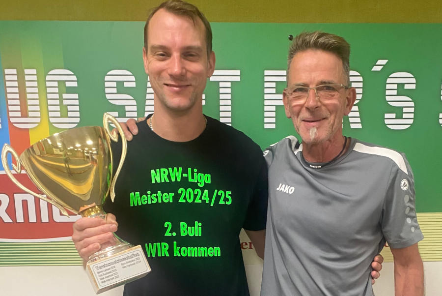 Nils Hartnack mit Pokal und Matthias Fortkord. Foto: Privat