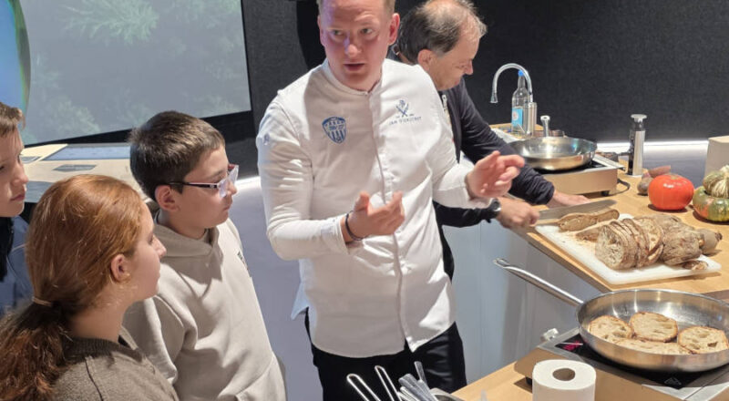 Koch Jan Diekjobst bereitet mit den Schülern einen regionalen und saisonalen Mittagssnack zu. Foto: Kreis Lippe.