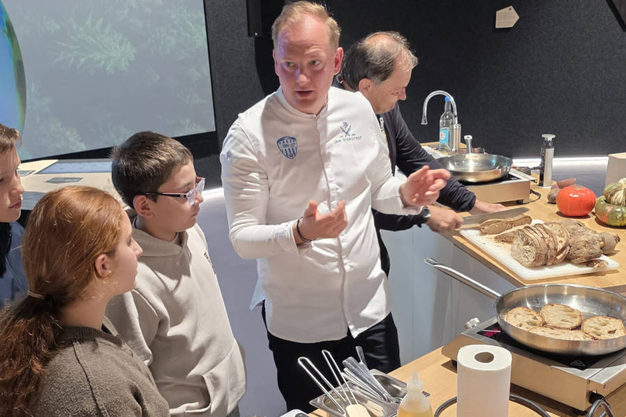 Koch Jan Diekjobst bereitet mit den Schülern einen regionalen und saisonalen Mittagssnack zu. Foto: Kreis Lippe.