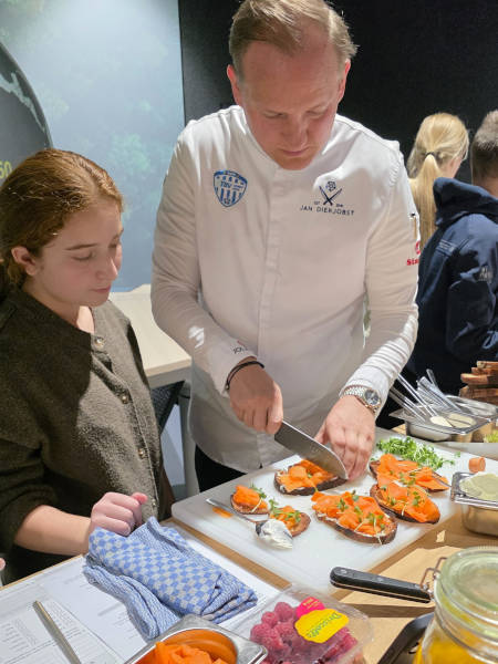 Koch Jan Diekjobst bereitet mit den Schülern einen regionalen und saisonalen Mittagssnack zu. Foto: Kreis Lippe.
