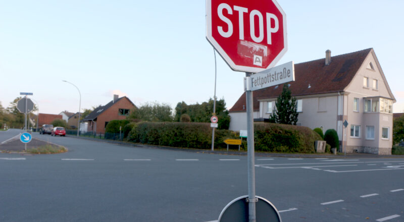 Die Kreuzung Fettpottstraße/Helpuper Straße wird wegen einer Kanalbaumaßnahme der Gemeinde bis Dezember gesperrt. Foto: Thomas Dohna