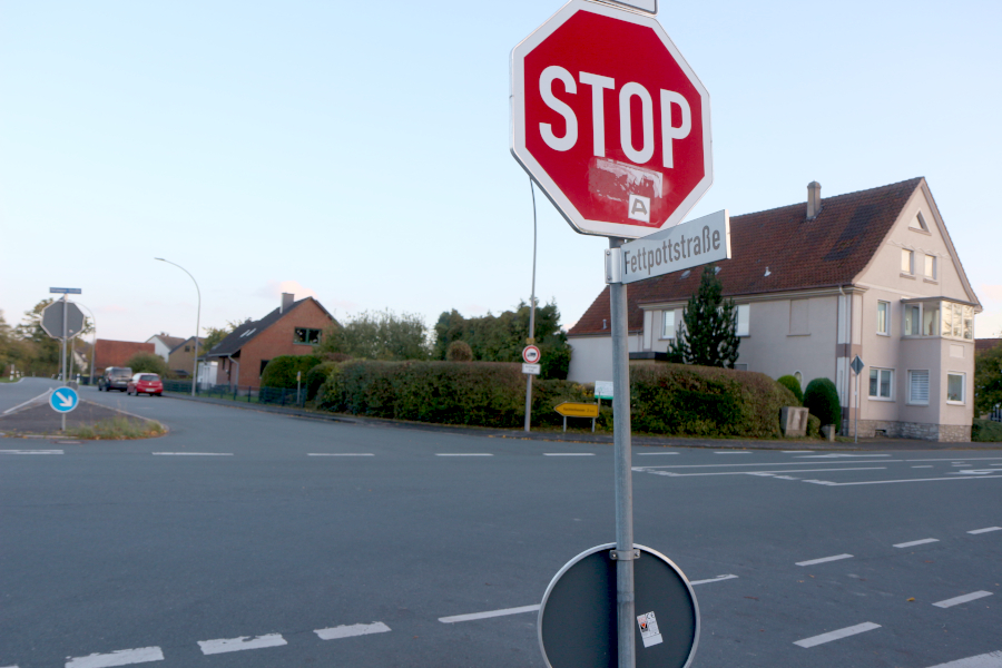 Die Kreuzung Fettpottstraße/Helpuper Straße wird wegen einer Kanalbaumaßnahme der Gemeinde bis Dezember gesperrt. Foto: Thomas Dohna