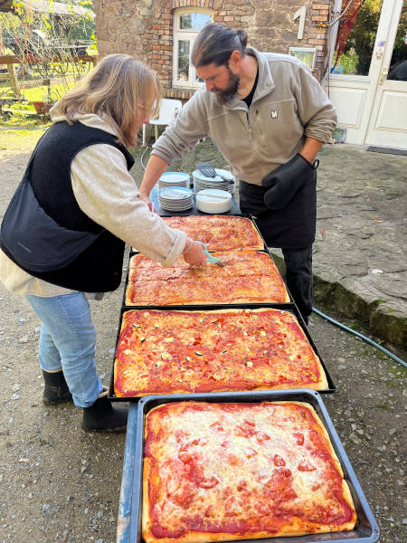 Zum Mittagessen gab es selbstgbackene Pizza vom großen Blech. Foto: Privat