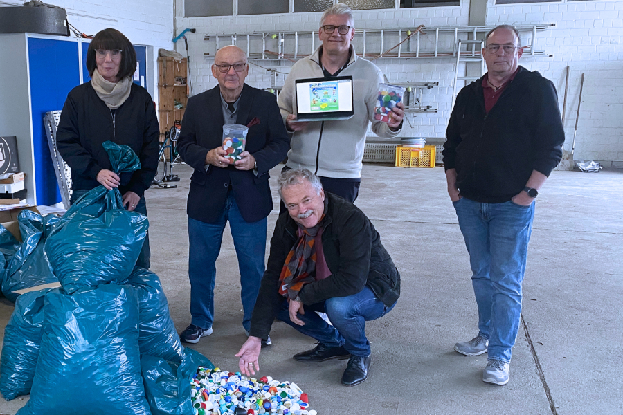 Andrea Korte, stellvertretender Bürgermeister Klaus Fiedler, Rotarier Marcel Klöpping, Rotarier Winfried Brunner (kniend) und Bauhofleiter Michael Brinkmann. Foto: privat