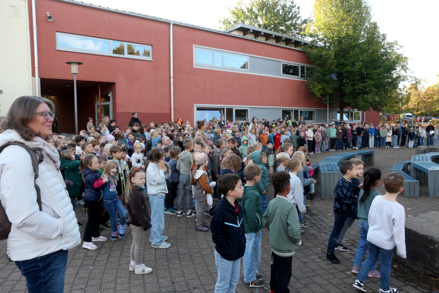 Die Fachbereichsleiterin Soziales Andrea Rodekamp und die Kinder der Grundschule Nord feiern das Richtfest für das Lehrschwimmbecken. Foto: Thomas Dohna