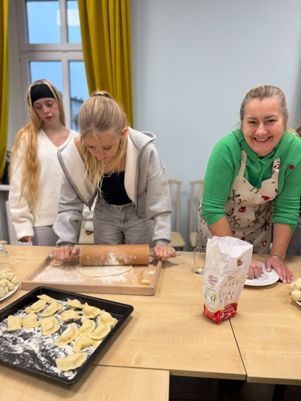 Hanna und Alina stellen traditionelle polnische Pierogi her - mit Hilfe von Landfrau Emma Fechner-Sliwa. Foto: FFG