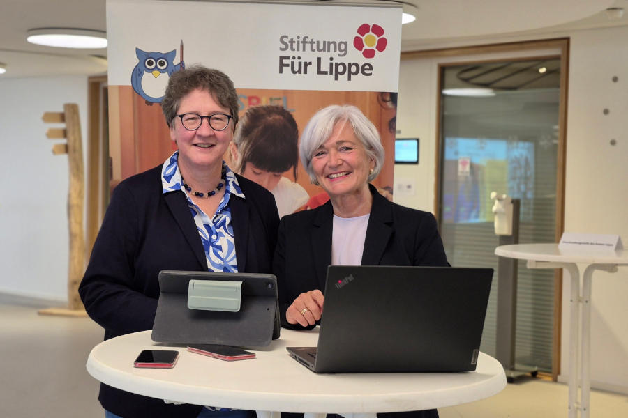 Neue Ideen für mehr Medienkompetenz in Lippe: Heinrike Heil (links) und Christina-Carolin Rempe von der Stiftung Standortsicherung stellen die aktuelle Ausschreibung der Stiftung „Für Lippe“ vor. Foto: Michaela Görder/ Stiftung Standortsicherung