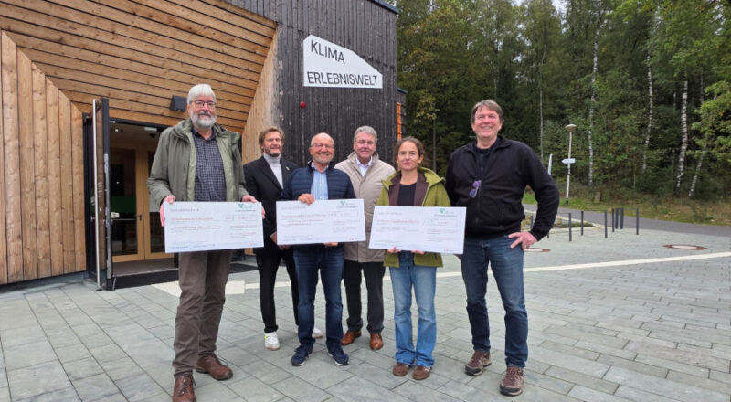 Sehen die Spendenübergabe als win-win-Situation (von links): Peter Rüther (Biologische Station Senne Teutoburger Wald), Günter Weigel, Klaus Stein (Archäologisches Freilichtmuseum Oerlinghausen), Landrat Meinolf Haase, Anika Hendricks (Wandelwerkstatt) und Ingo Möller (Klimaerlebniswelt Oerlinghausen). Foto: Kreis Lippe