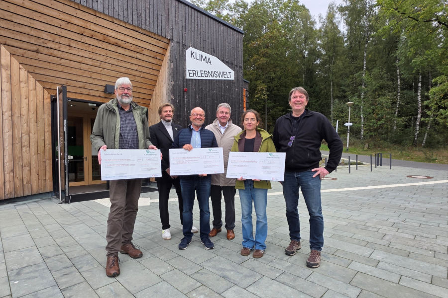 Sehen die Spendenübergabe als win-win-Situation (von links): Peter Rüther (Biologische Station Senne Teutoburger Wald), Günter Weigel, Klaus Stein (Archäologisches Freilichtmuseum Oerlinghausen), Landrat Meinolf Haase, Anika Hendricks (Wandelwerkstatt) und Ingo Möller (Klimaerlebniswelt Oerlinghausen). Foto: Kreis Lippe