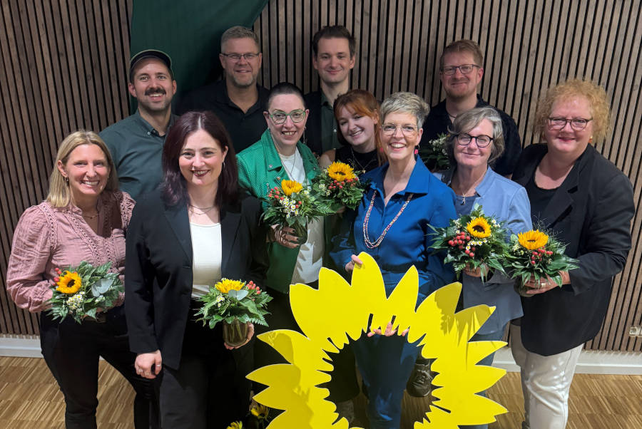 Freuen sich über den starken Rückhalt aus ihrem Bezirksverband (von links): Wiebke Kopsieker, Dennis Birkhölzer, Julia Eisentraut, Markus Witte, Alexa Diel, Dominic Hallau (als Bezirkssprecher), Simone Lux, Wibke Brems, Helmut Arens, Norika Creuzmann, Christina Osei