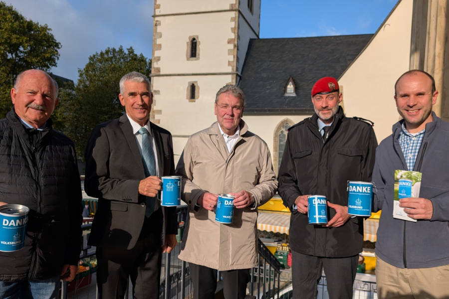 Geben den Startschuss für die diesjährige Haus- und Straßensammlung (von links): Heinz Holey, Thorsten Paulussen, Landrat Meinolf Haase, Oberstleutnant i.G. Martin Döhrer sowie Sebastian Schulz. Foto: Kreis Lippe