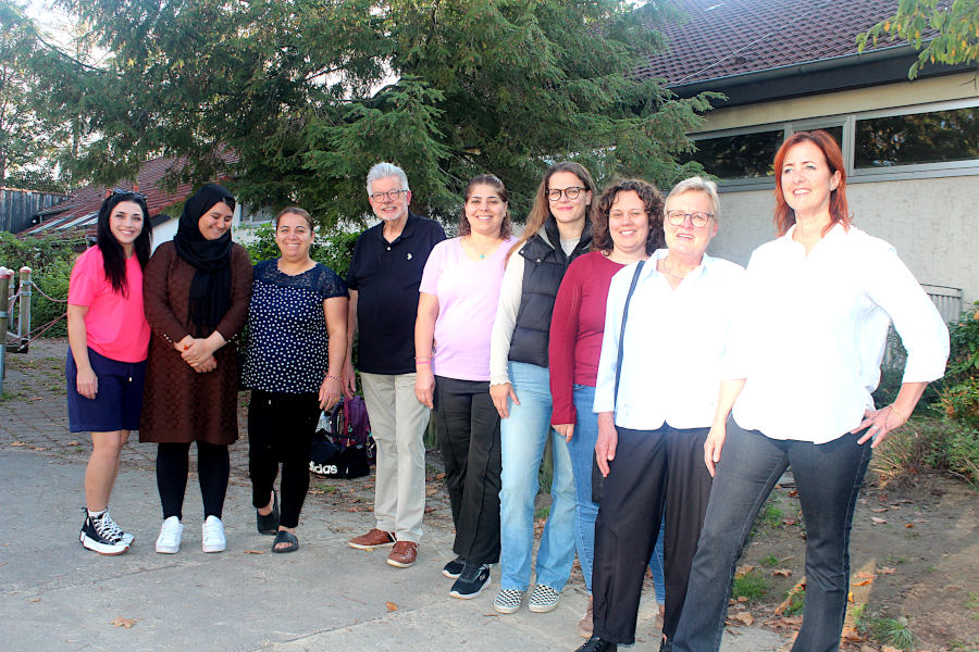 Dank der Spenden von Bürgerstiftung (Gerhard Schemnmel, Lisa Möller) sowie Partnerschaftsverein (Heike Kortekamp, Eleni Konstantinidis) können sie weiterhin mit Svea-Dorit Loer (vierte von rechts) trainieren. Foto: Christine Reuner